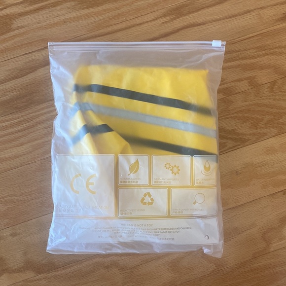 Perfect raincoat for your pup! Size small - Picture 2 of 7